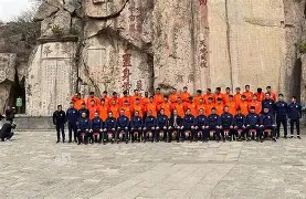 半岛体育-拉力赛友谊赛掀起高潮，天山雷豹队鏖战泰山雄狮队，老将里程碑之夜——目标直指冠军的简单介绍
